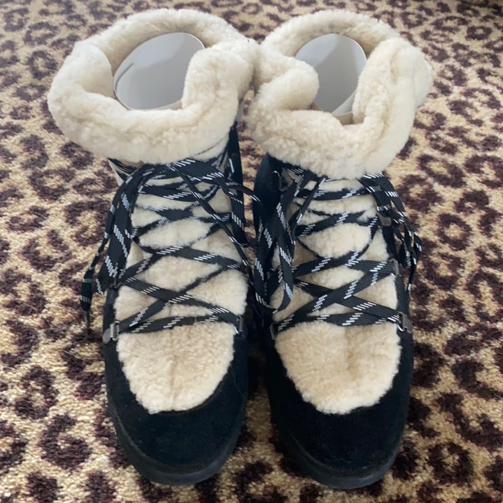 Super cute Australia Luxe Collective shearling boot. - Picture 2 of 4
